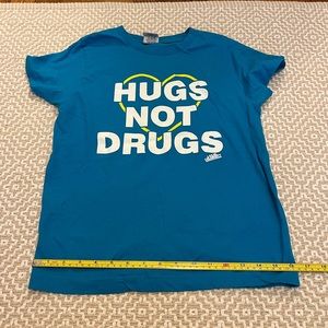 Hugs not drugs blue tshirt NWOT fits small